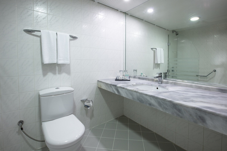 Bathroom 5, The Grand Blue Sky International, Kuşadası