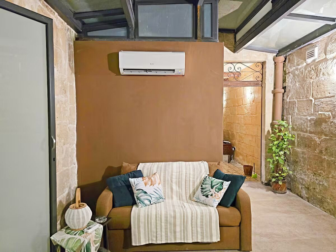 Living area 3, Traditional Maltese 2BR - Near Valletta