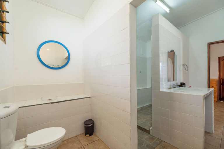 Bathroom 4, Beach Cove