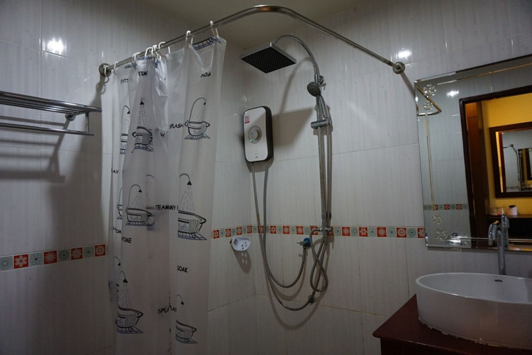 Bathroom 4, Ponburi Hotel, Muang Nan