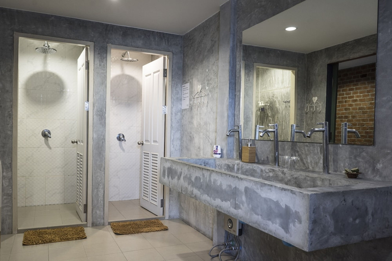 Bathroom 5, Yoo Yen Pen Sook Hostel, Phaya Thai