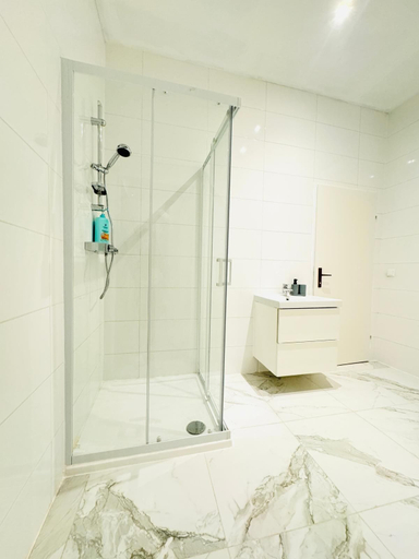 Bathroom 2, 5BR Apartment Near Matzleinsdorfer, Wien