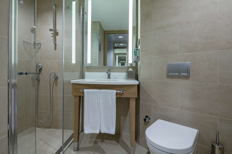 Bathroom 5, Hampton by Hilton Istanbul Zeytinburnu, Fatih