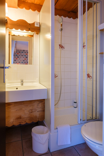 Bathroom 4, Cit Hotel Le Montreal, Marne