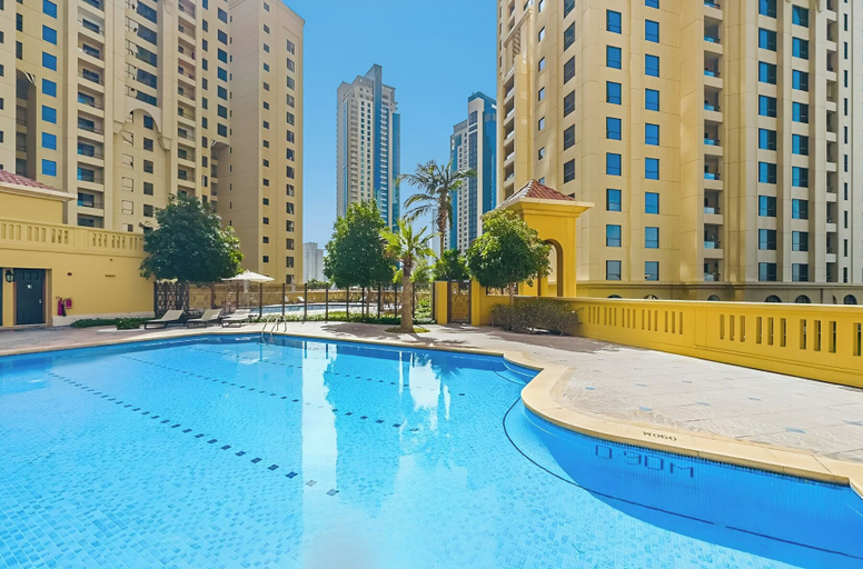 Pool 4, 2BR Marina View Steps from the Beach, Dubai