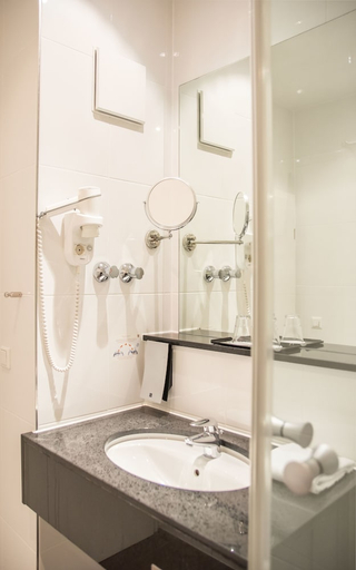 Bathroom 5, Ramada by Wyndham Muenchen Airport, Erding