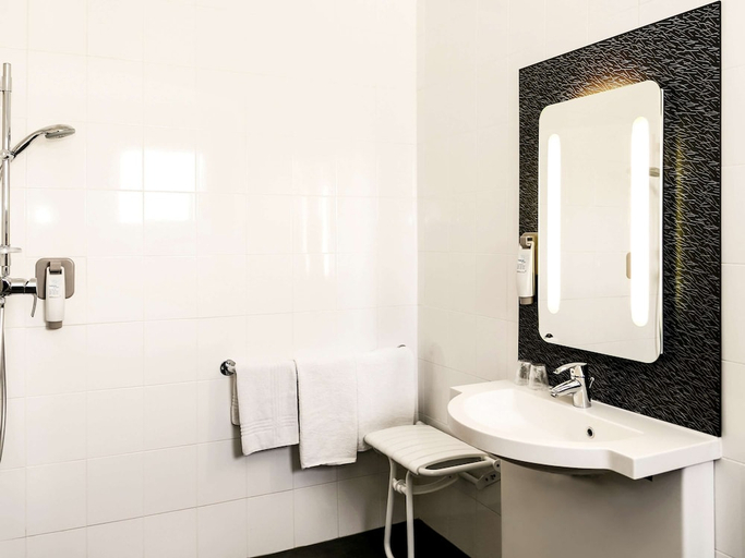 Bathroom 3, Hotel F1 Orange Centre Echangeur A7 A9, Vaucluse