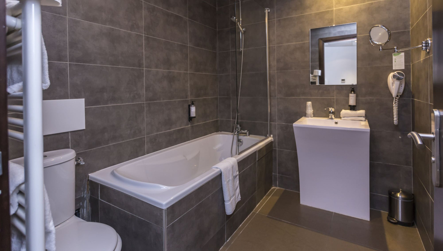 Bathroom 5, Zenitude Swiss Apparthotels, Ain