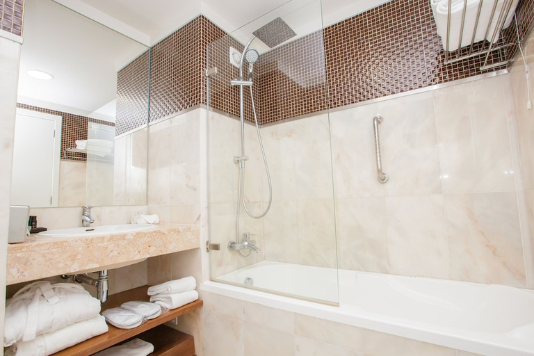 Bathroom 5, Vilamoura Garden Hotel, Loulé