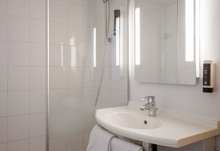 Bathroom 3, B&B HOTEL Marseille Centre Vieux Port, Bouches-du-Rhône