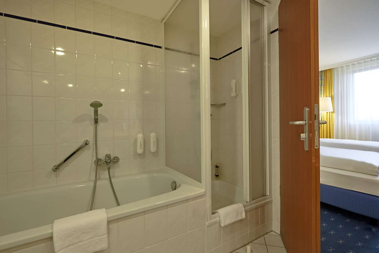 Bathroom 3, H4 Hotel Kassel, Kassel