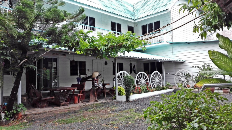 Exterior & Views