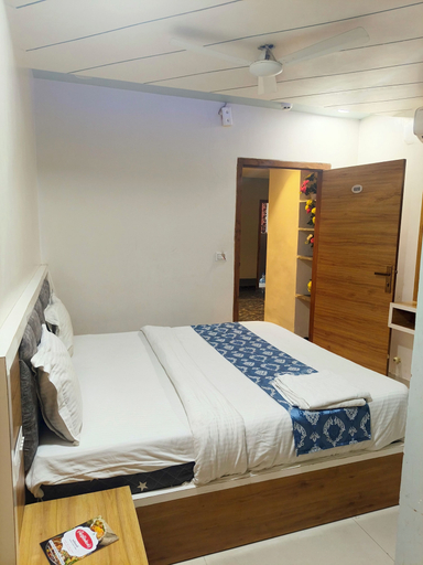 Room 2, Hotel Dev Palace, Ahmadabad