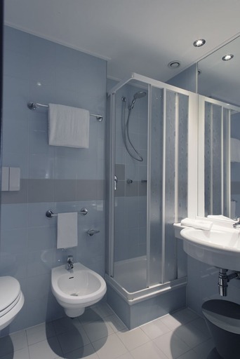 Bathroom 4, B&B Hotel Mantova, Mantua
