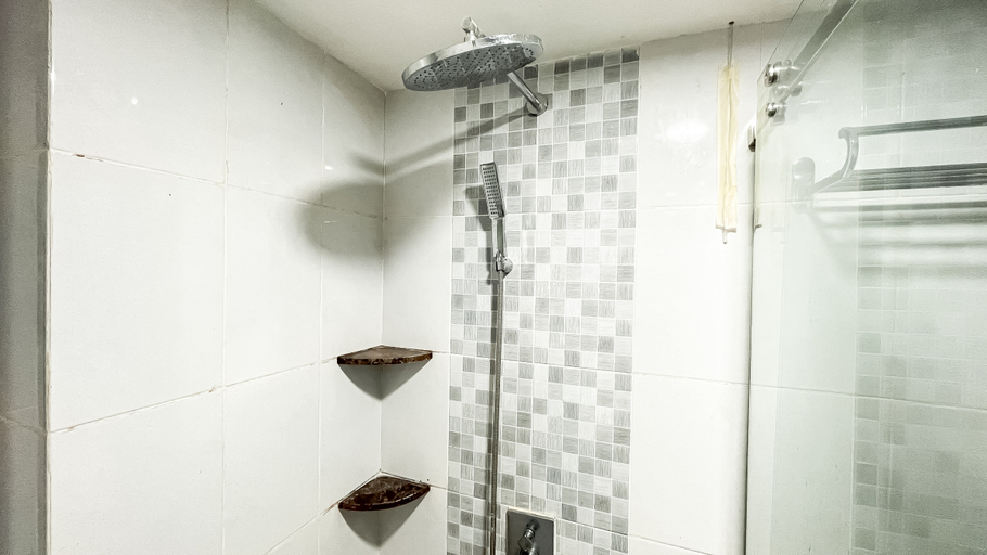 Bathroom 5, Relaxing Studio at Apartment Tokyo Riverside PIK 2 by Travelio, Tangerang