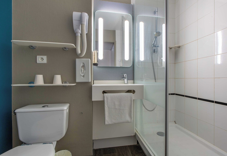 Bathroom 2, B&B HOTEL Orleans Nord Saran, Loiret