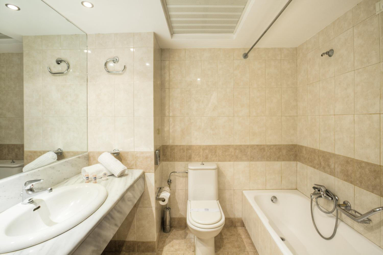 Bathroom 5, Kipriotis Hippocrates Hotel, South Aegean