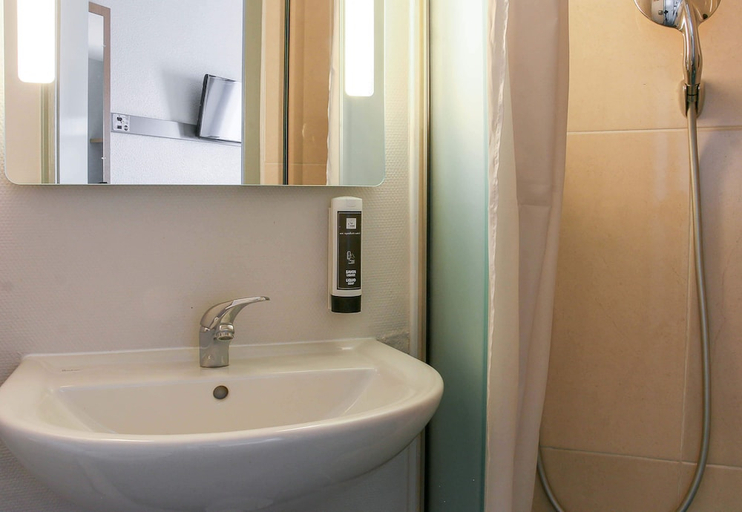Bathroom 4, B&B HOTEL Marseille Estaque, Bouches-du-Rhône