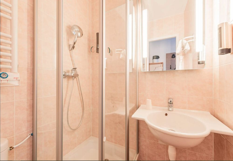 Bathroom 4, B&B HOTEL Strasbourg Aeroport, Bas-Rhin