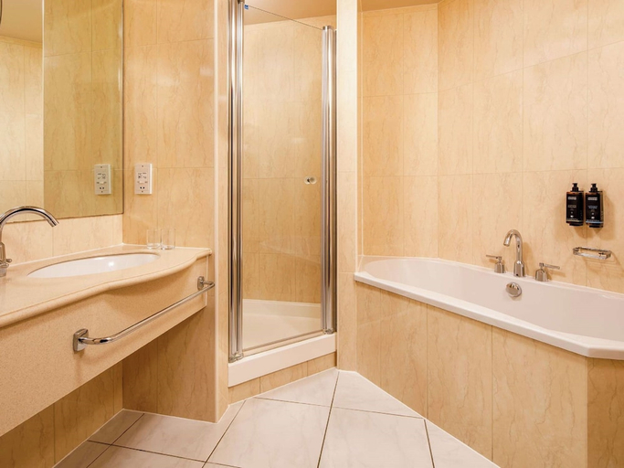 Bathroom 5, Mercure Cardiff Holland House Hotel & Spa, Cardiff