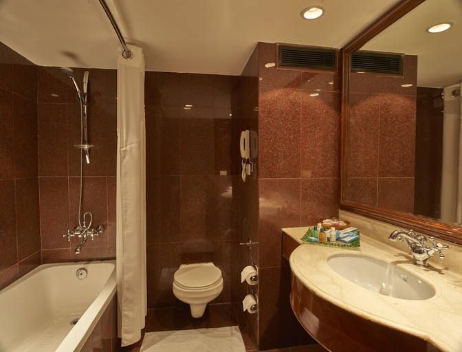 Bathroom, Club Mahindra White Meadows Manali, Kullu