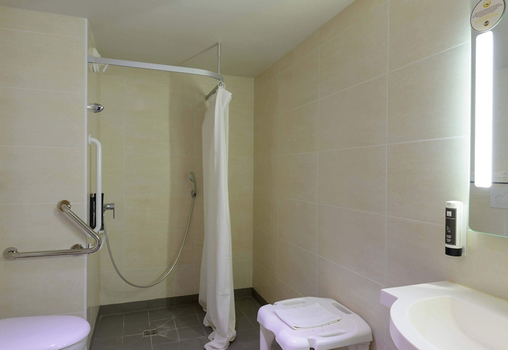 Bathroom 2, B&B HOTEL Marne-la-Vallee Torcy Gare 3 etoiles, Seine-et-Marne