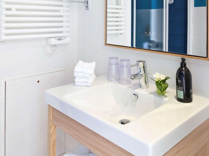 Bathroom 5, Aparthotel Adagio Paris Vincennes, Val-de-Marne