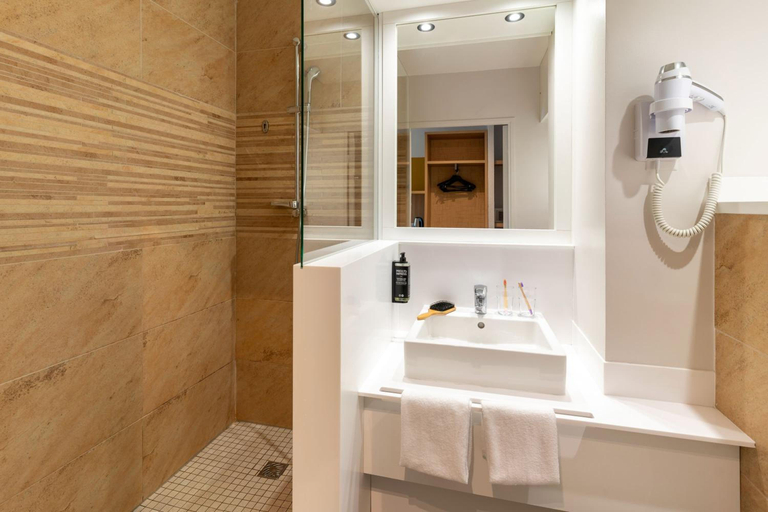 Bathroom 3, ibis Styles Biarritz Plage, Pyrénées-Atlantiques