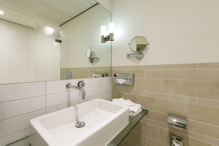 Bathroom 3, Leonardo Oranje Hotel Leeuwarden, Leeuwarden