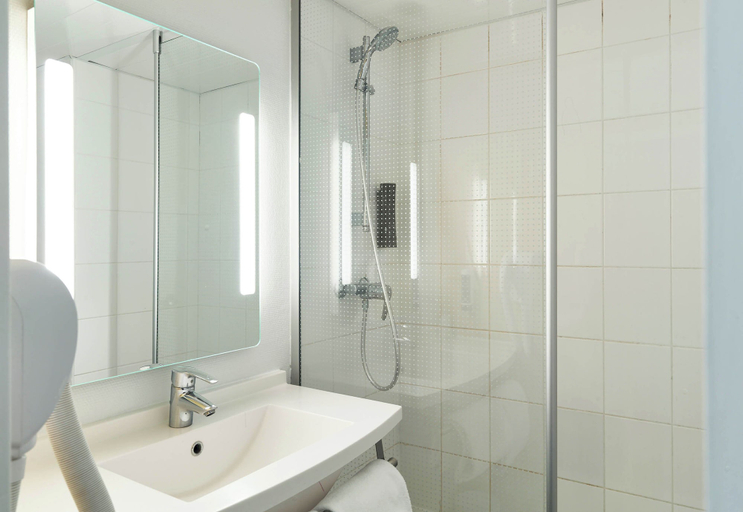 Bathroom 4,  B&B Hôtel Orly Rungis Aéroport 3 étoiles, Val-de-Marne