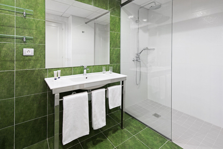 Bathroom 5, Elba Castillo San Jorge & Antigua Suite Hotel, Las Palmas