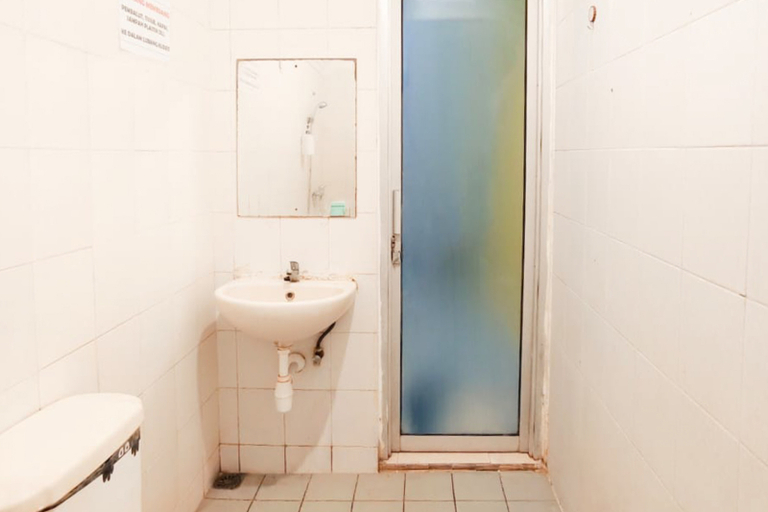 Bathroom 3, TwoSpaces Living at Keputran Homestay, Surabaya