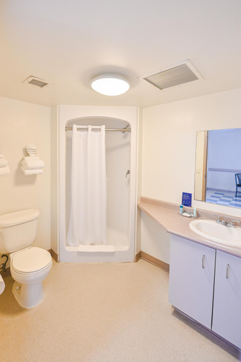 Bathroom 4, Residence & Conference Centre - Niagara-on-the-Lake, Niagara