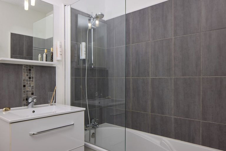 Bathroom 5, Zenitude Hôtel - Résidences Bordeaux Aéroport, Gironde