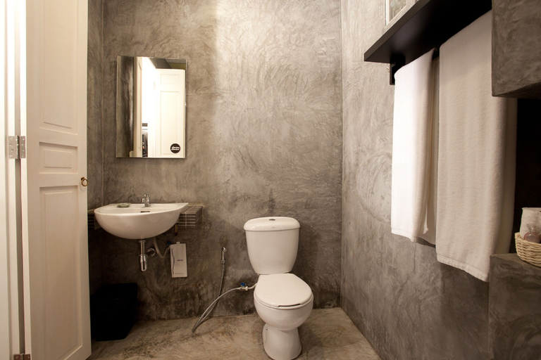 Bathroom 5, 99 Oldtown Boutique Guesthouse, Pulau Phuket