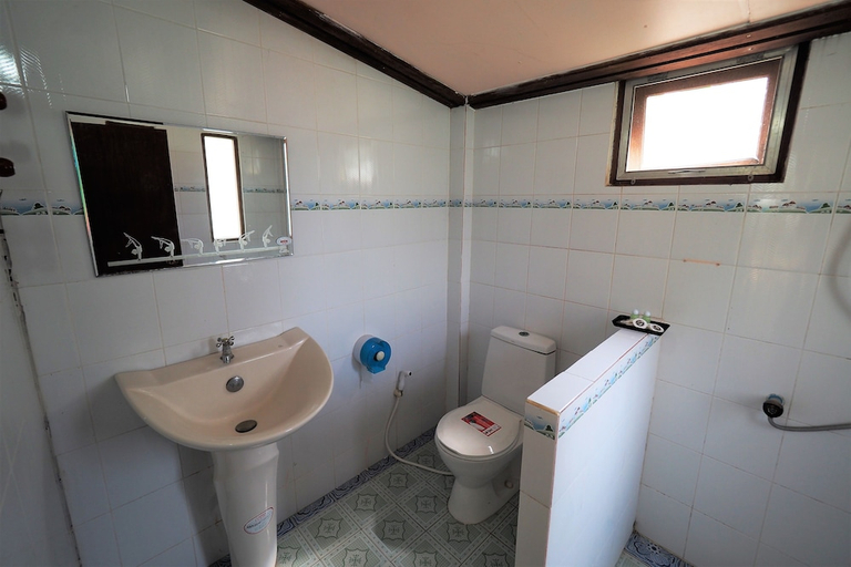 Bathroom 4, Khaothone River View Resort, Sai Yok
