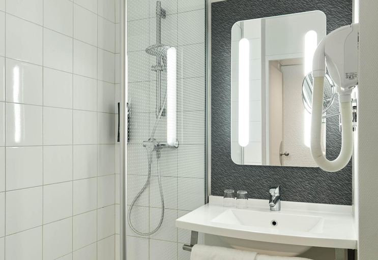 Bathroom 4, B&B HOTEL Versailles Le Chesnay, Yvelines