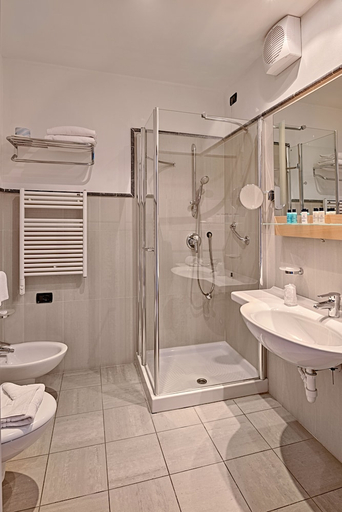 Bathroom 5, Aregai Marina Hotel & Residence, Imperia