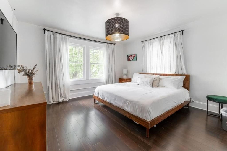 Room 2, Spacious Duplex for 14 in Downtown, Marion