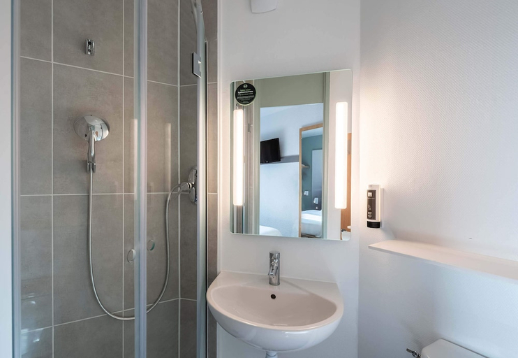 Bathroom 5, B&B HOTEL Lille Lezennes Grand Stade, Nord