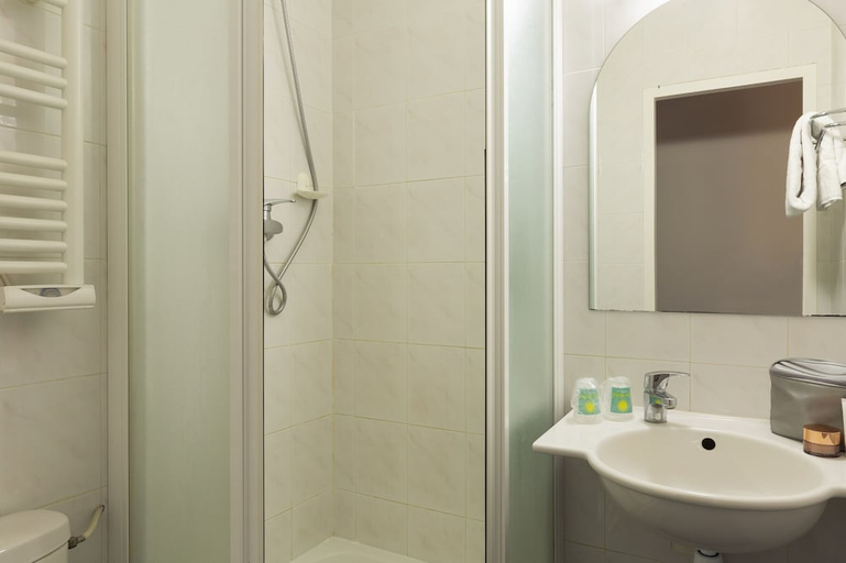 Bathroom 4, B&B HOTEL Mulhouse Kingersheim, Haut-Rhin
