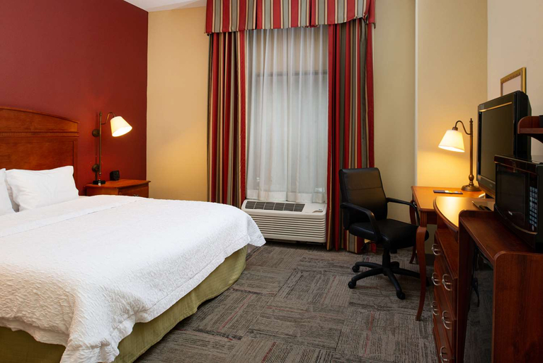 Bedroom 3, Hampton Inn by Hilton Kansas City Northeast, Kansas City