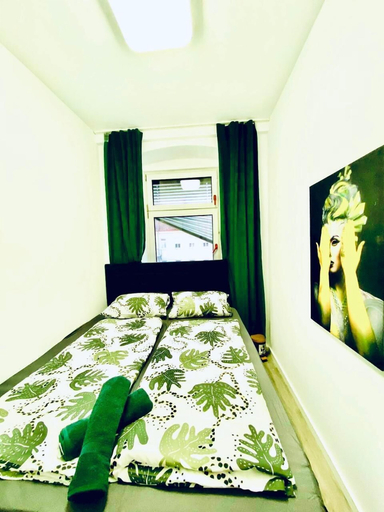 Room 4, 7BR Apt Near Schönbrunn for 15 Guests, Wien