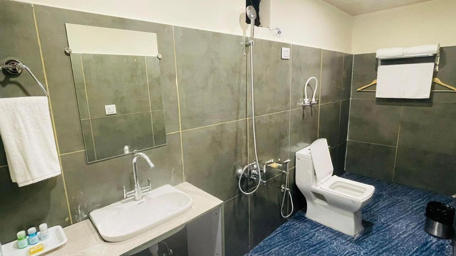Bathroom 3, Hillarious Manali, Kullu