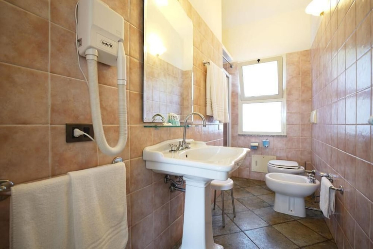 Bathroom 4, Hotel Rocca Dorada, Cagliari