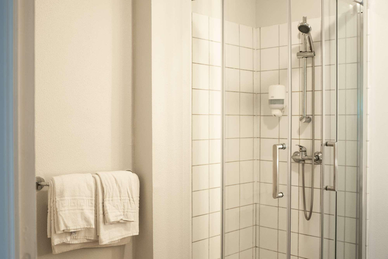 Bathroom 4, Appart'Hotel Brest Pasteur - Terres de France, Finistère