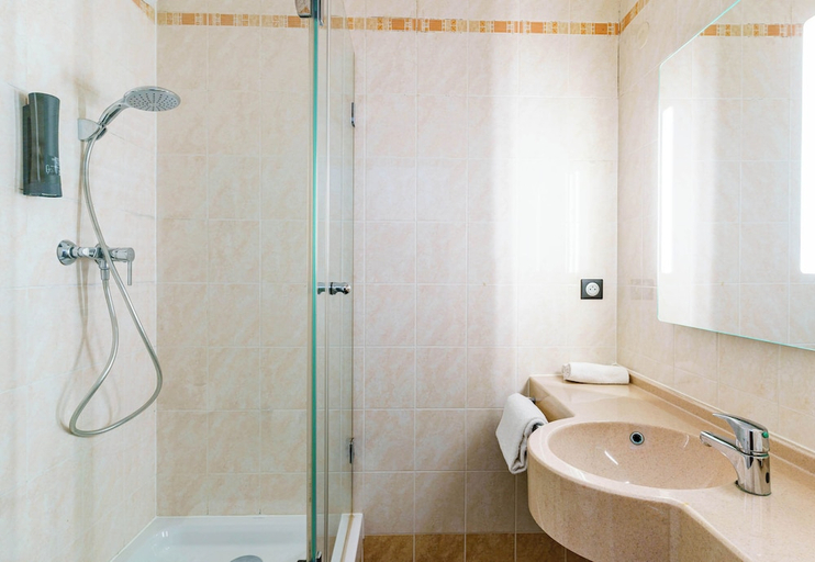 Bathroom 4, B&B HOTEL Amneville-les-Thermes, Moselle