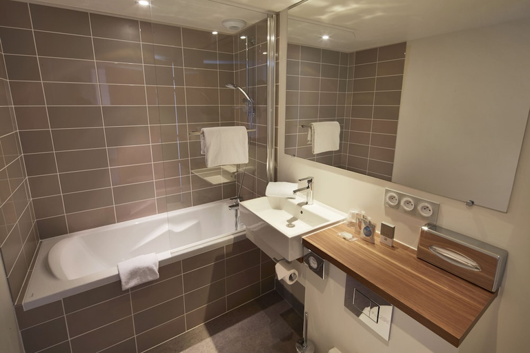 Bathroom 4, Ibis Styles Bordeaux Begles, Gironde