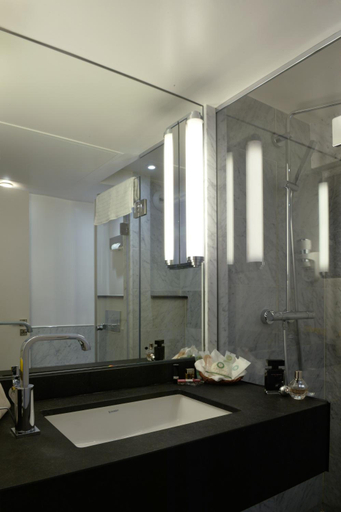 Bathroom 4, Folkestone Opéra, Paris