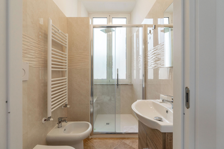 Bathroom 2, San Giovanni Boutique Suites, Rome